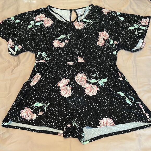 Xhilaration szL short romper cute flowers neck details pockets keyhole back EUC - Picture 2 of 14